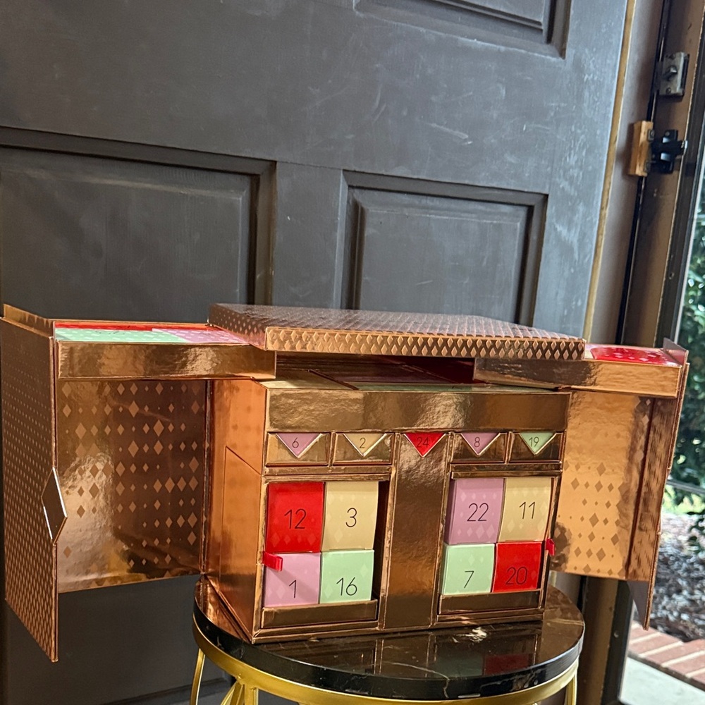 MAC Multicolor Advent Calendar Box EMPTY - Picture 5 of 6